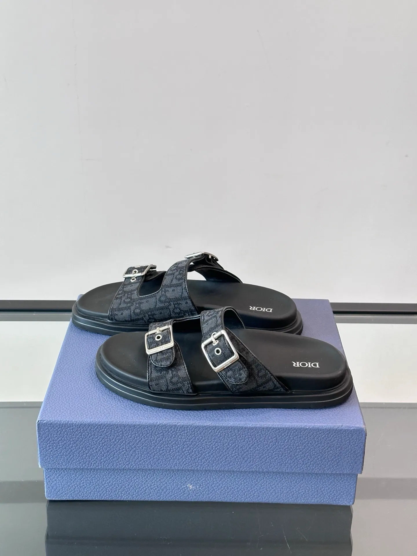 Factory price: 300💰Dior Aqua men's sandals and slippers. Showcasing Dior haute couture design. The Dior gray suede strap is accented with an aluminum Dior buckle for added style. Paired with a comfortable tonal notch sole, they pair easily with shorts or jeans for a sophisticated look. Main body: suede cow leather, technical fabric lining: cow leather, with adjustable straps, aluminum Dior buckle, Dior gray EVA insole, tonal notch rubber outsole splicing structure👌👌 size: 38-44 (45.46 customized)